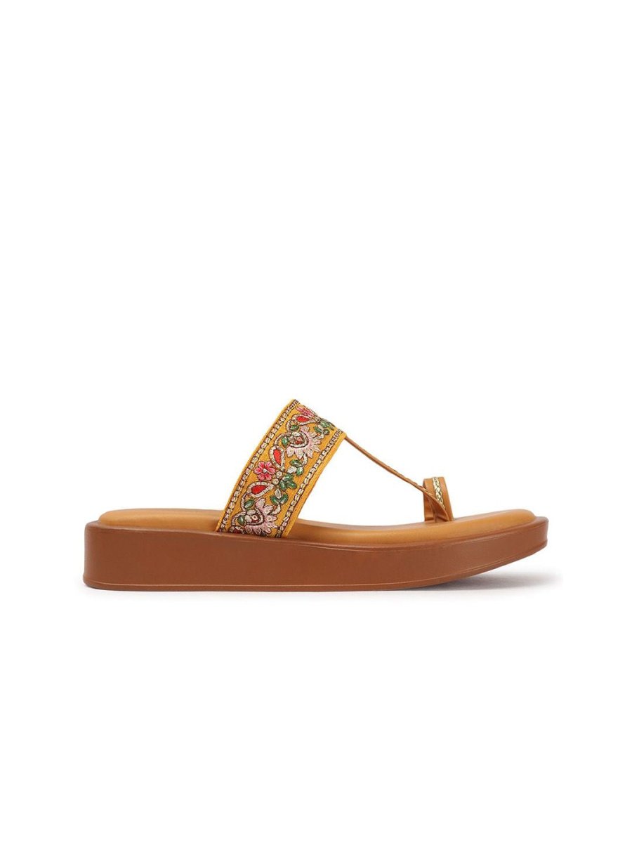 Dhiyona AK Women Embellished Ethnic One Toe Flats