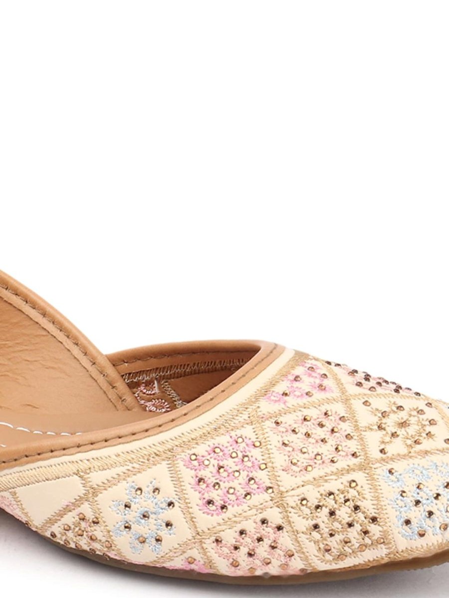 Dhiyona AK Embroidered Mojaris