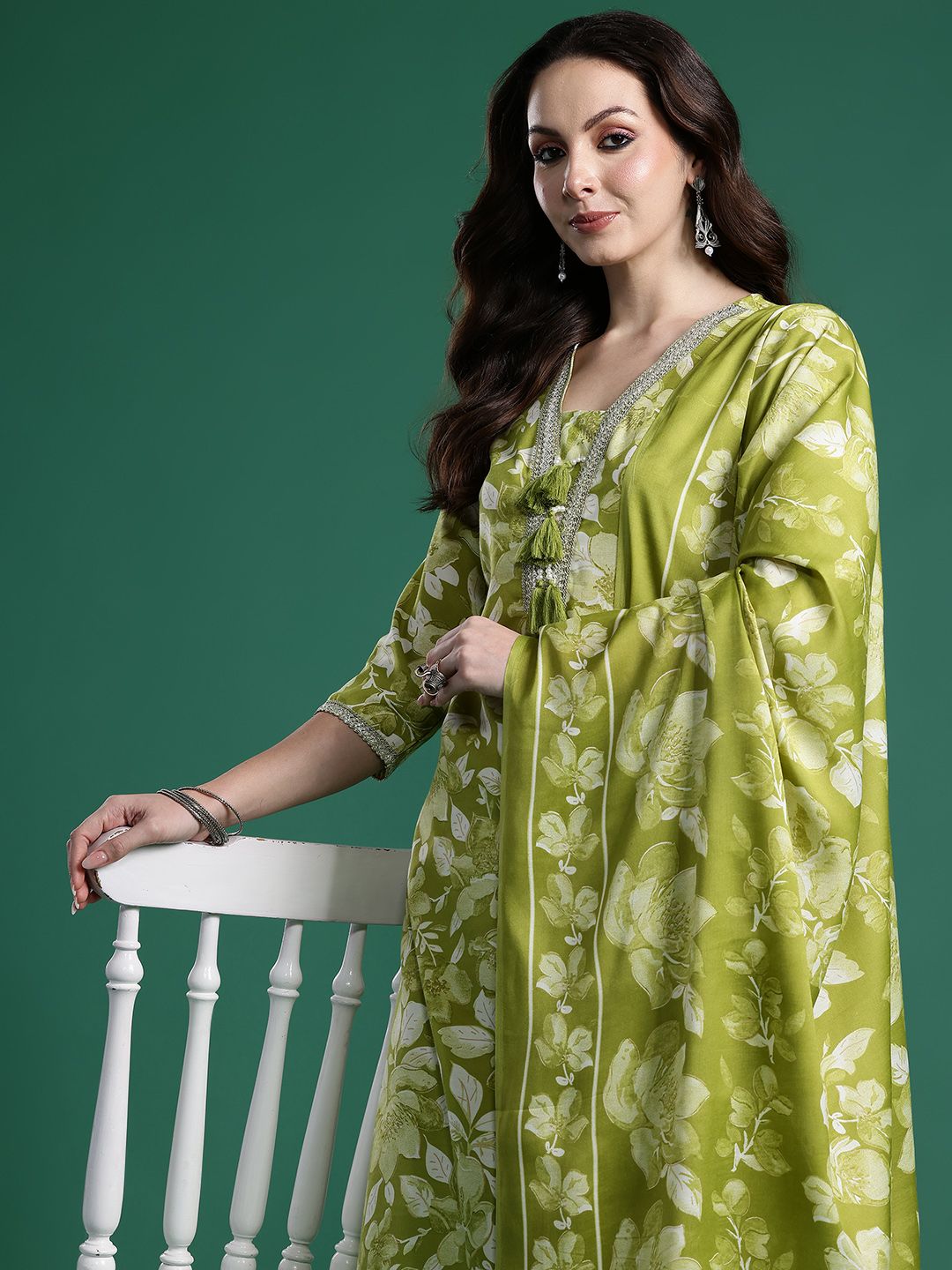 Dhiyona IE Women Floral Printed Regular Beads and Stones Kurta with Trousers & With Dupatta