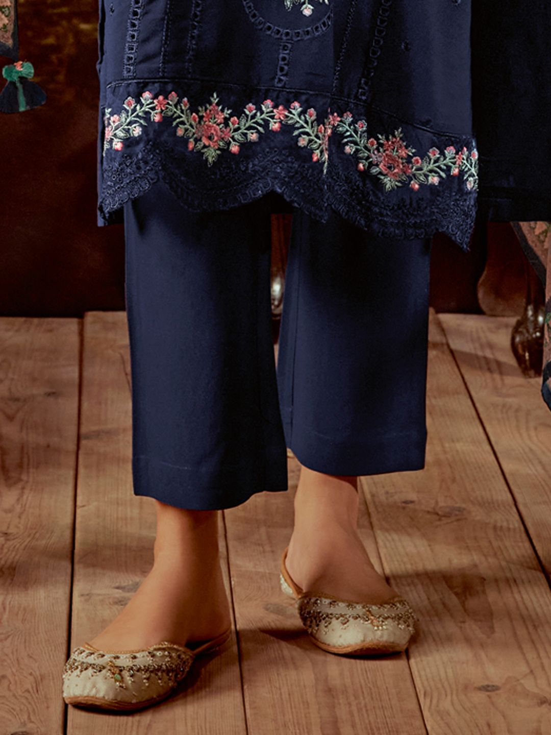 Women Floral Embroidered Regular Thread Work Silk Kurta Trousers With Dupatta