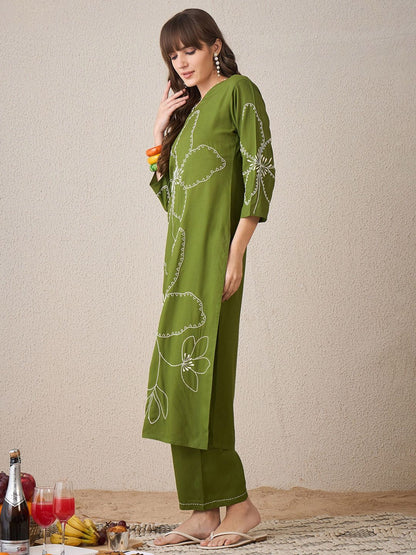 Floral Embroidered V-Neck Thread Work Straight Kurta With Trouser