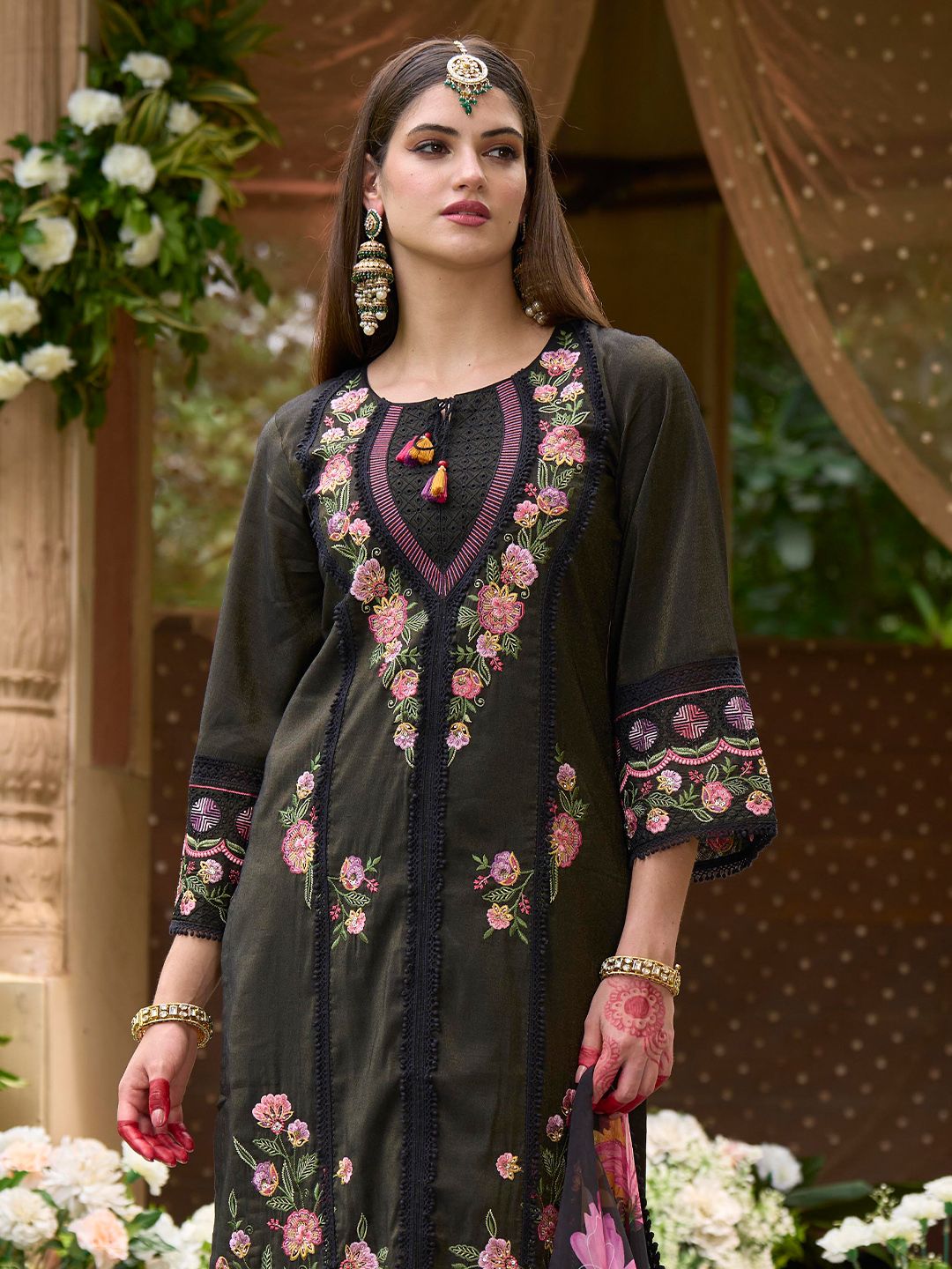 Women Floral Embroidered Panelled Thread Work Kurta with Trousers & With Dupatta