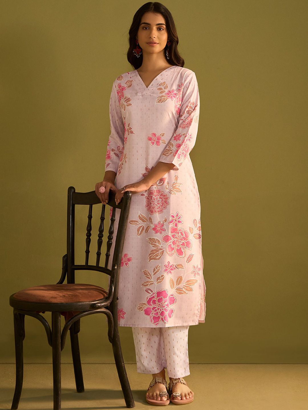 Dhiyona IE Floral Printed V-Neck Straight Kurta With Trousers