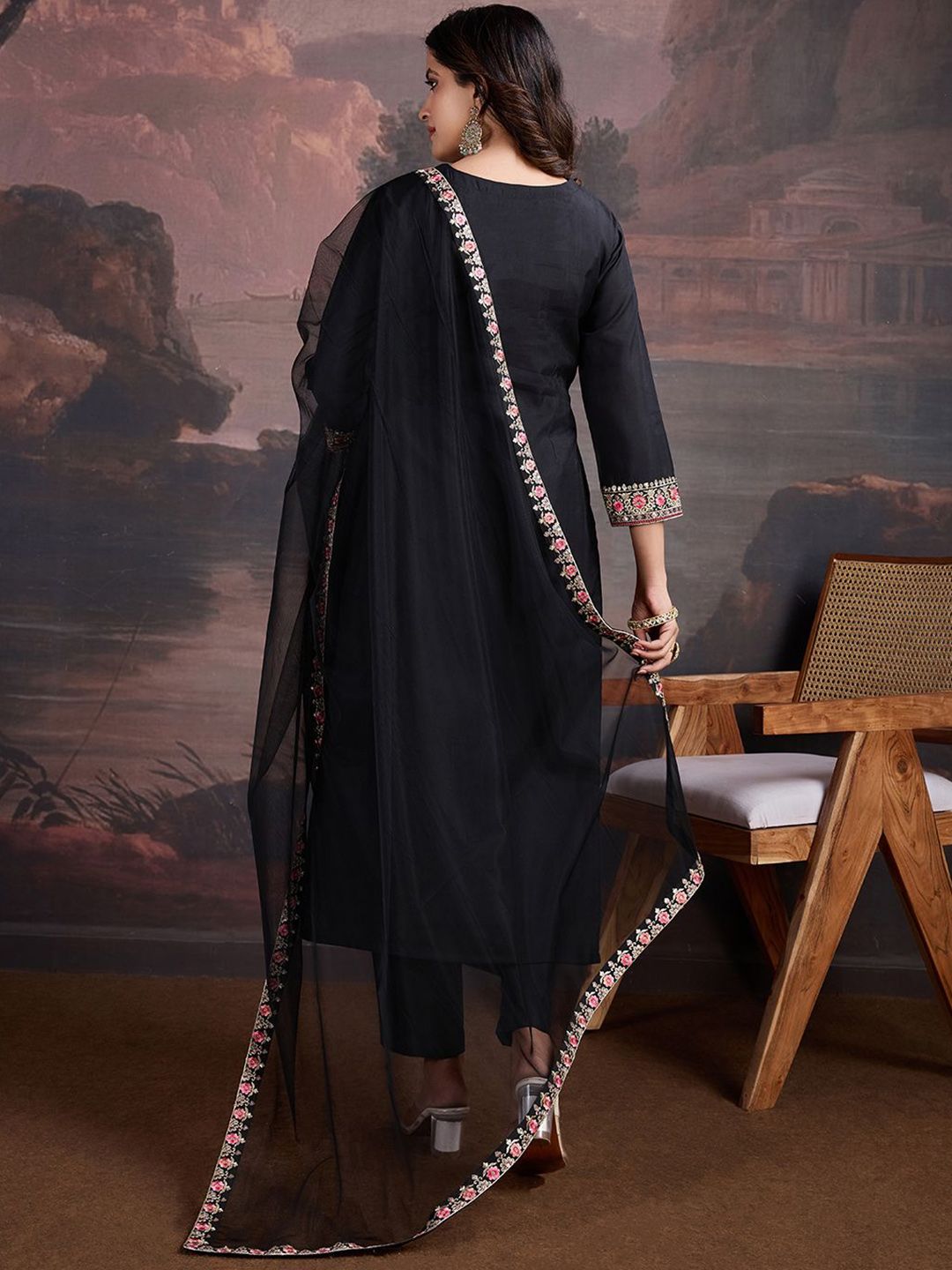 Dhiyona PD Women Floral Embroidered Thread Work Straight Kurta With Trousers & Dupatta