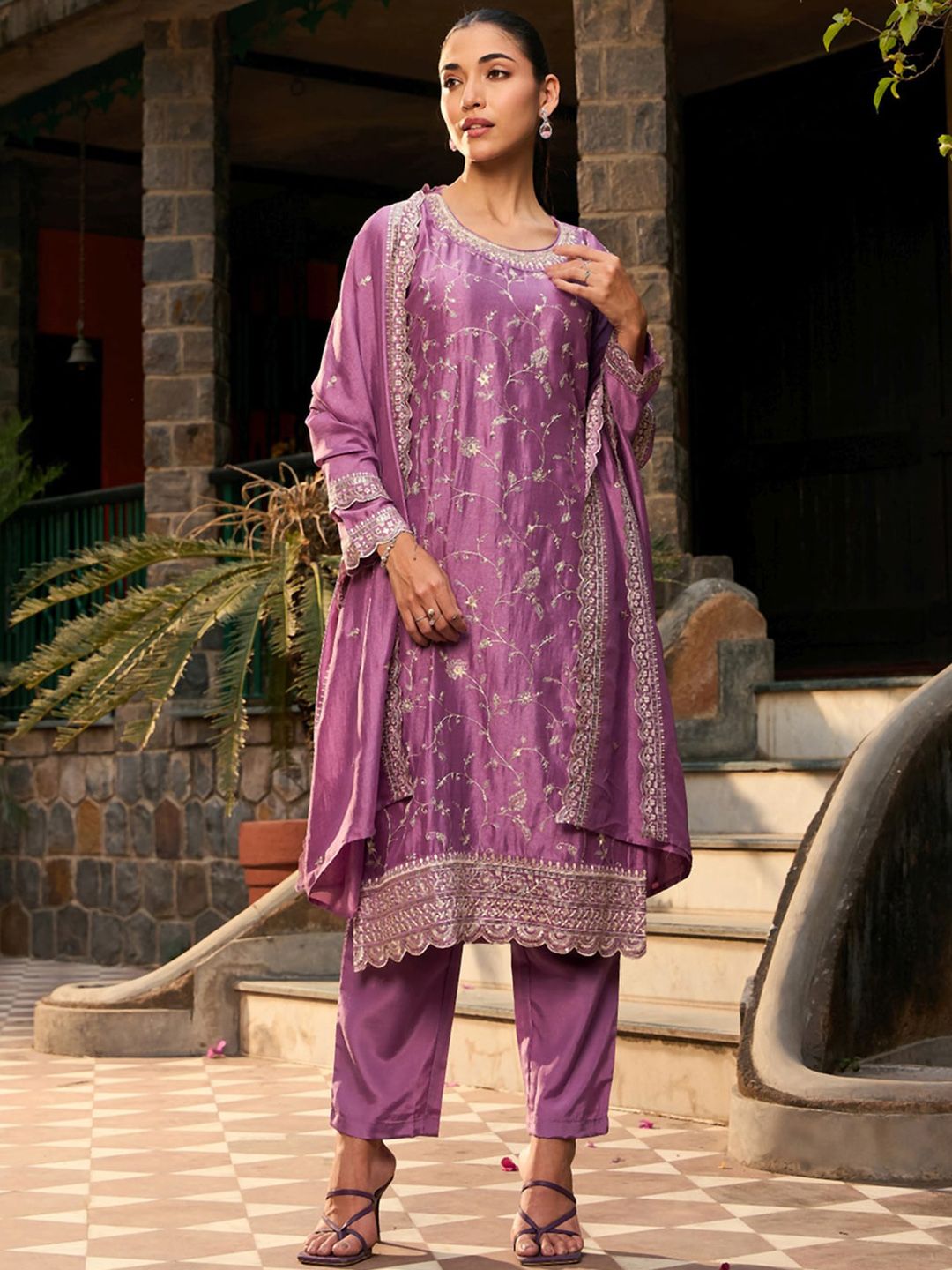 Floral Embroidered Regular Thread Work Straight Kurta with Trousers & Dupatta