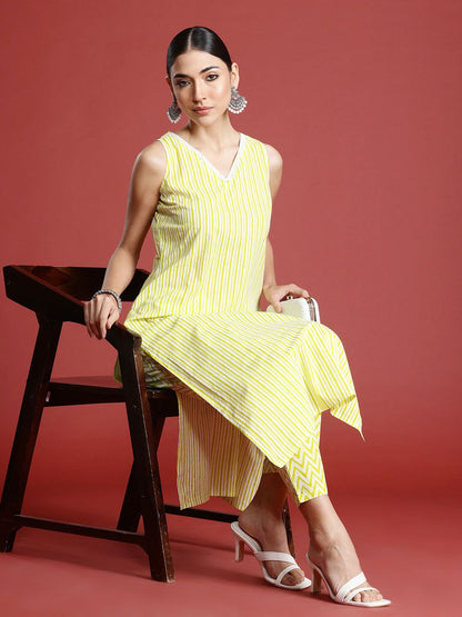 Women Printed Pure Cotton Kurta with Trousers