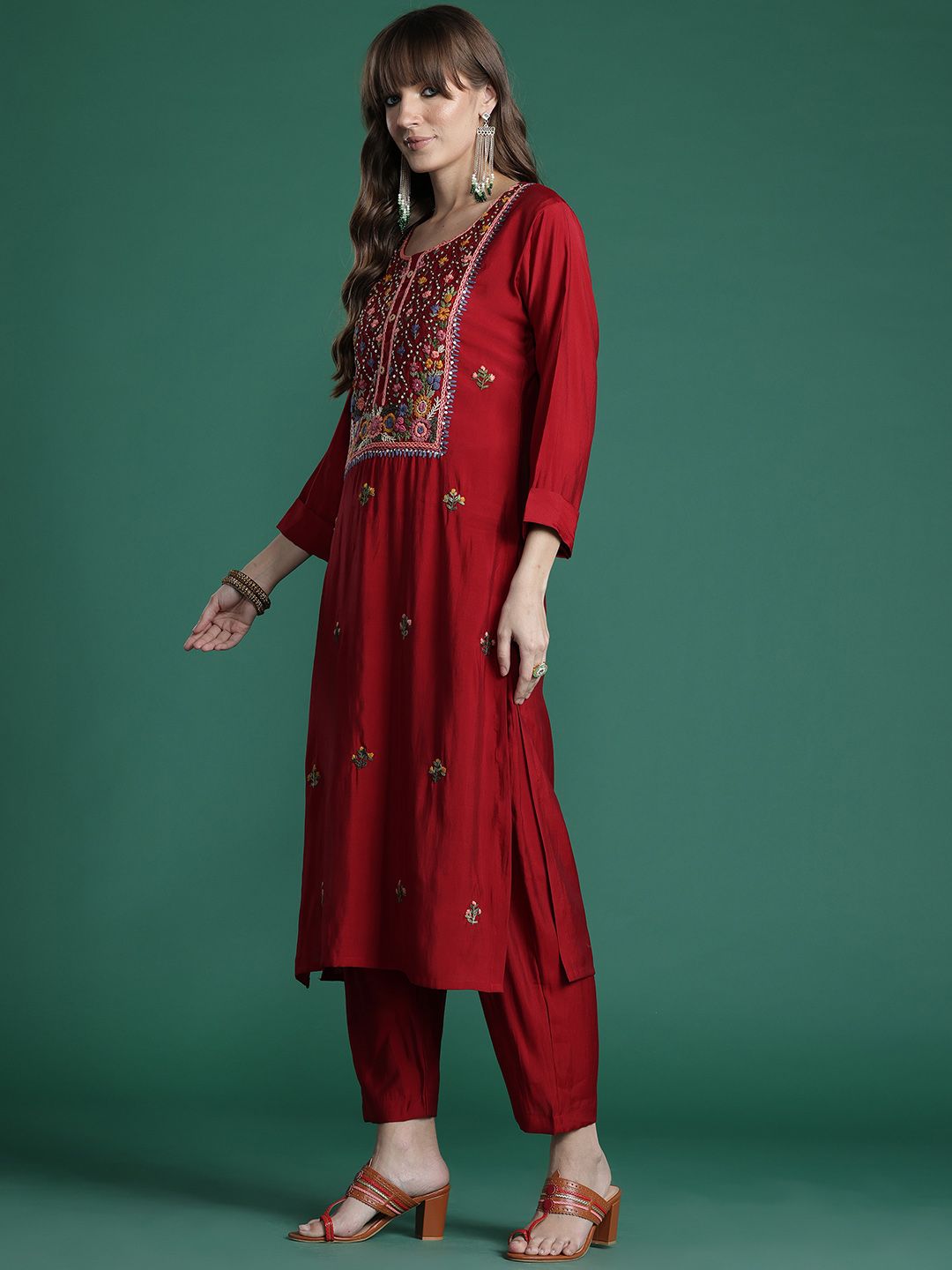 Women Floral Embroidered Thread Work Kurta with Trousers & With Dupatta