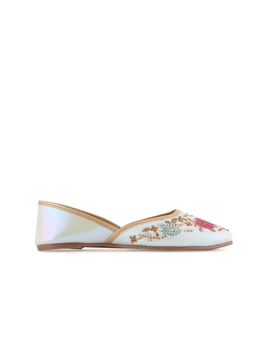 Dhiyona AK Women Embellished Mojaris Flats