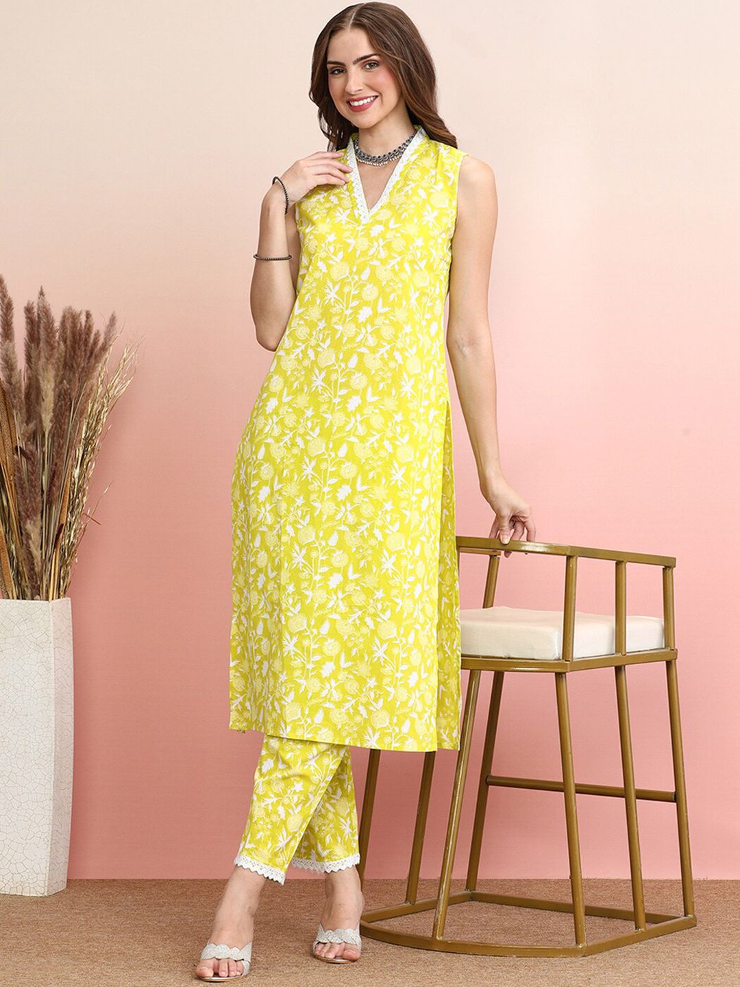 Dhiyona IE Floral Printed Regular Pure Cotton V-Neck Sleeveless Straight Kurta With Trouser