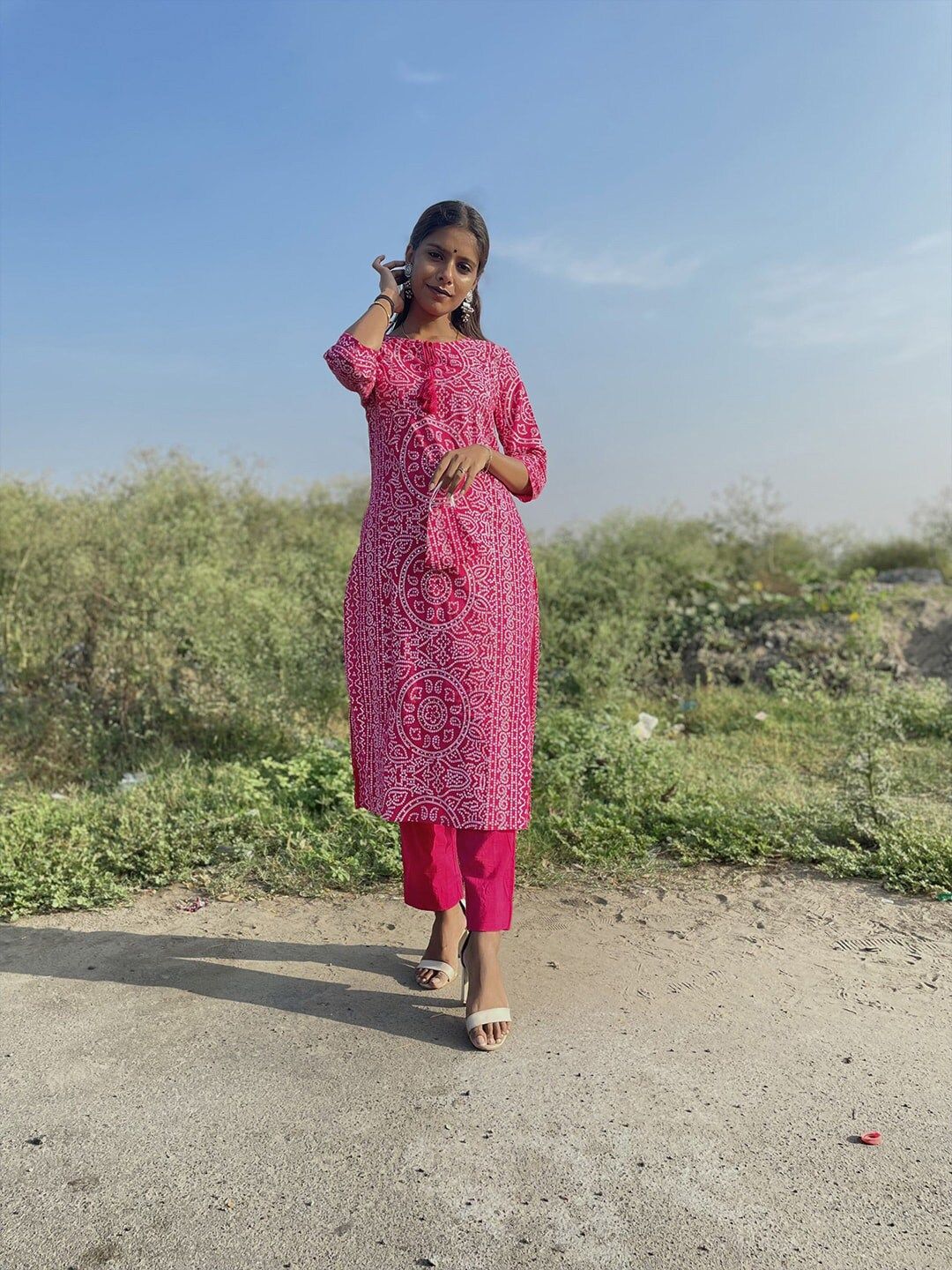 Dhiyona IS Women's Women Pink & White Bandhani Printed Kurta with Trousers