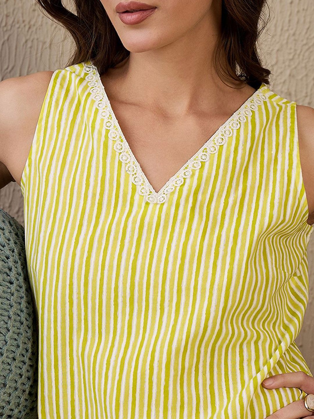 Dhiyona IE Striped V-Neck Pure Cotton Straight Tunic With Trouser