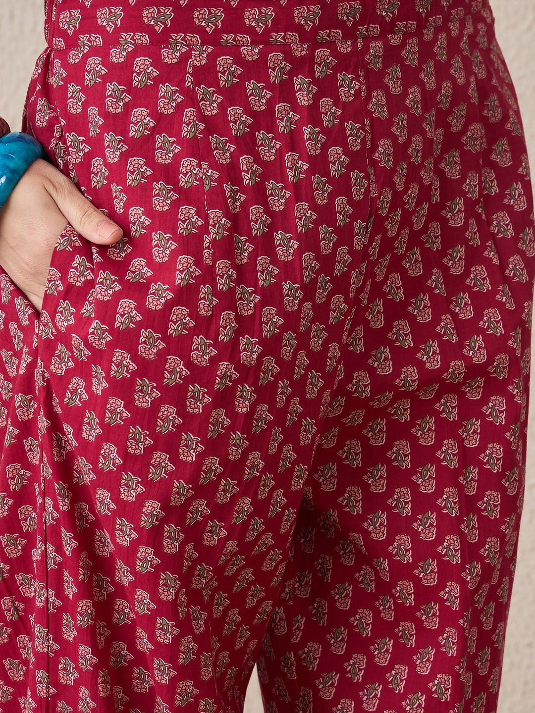 Dhiyona IE Floral Printed Pure Cotton Sleeveless V-Neck Straight Kurta With Trousers