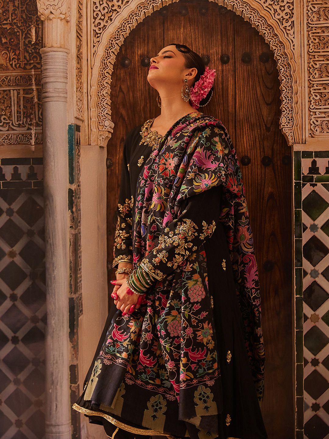 Dhiyona PA Women Floral Embroidered Shawl