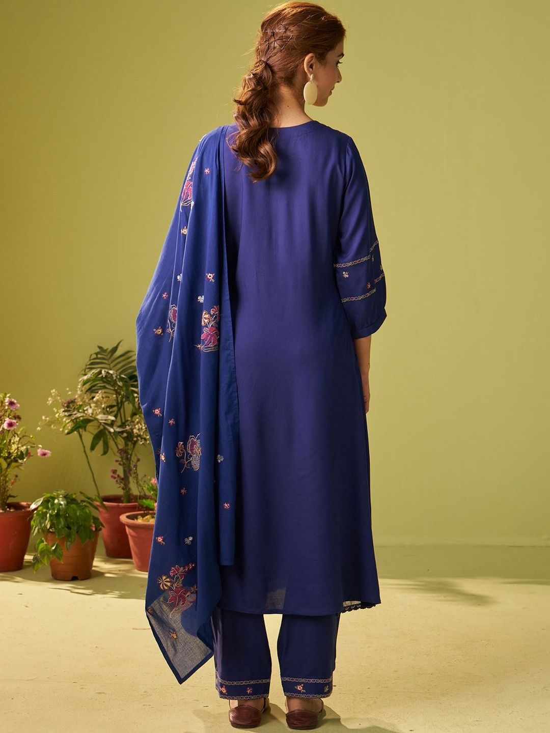 Women Floral Embroidered Thread Work Kurt Trousers & With Dupatta Kurta Sets