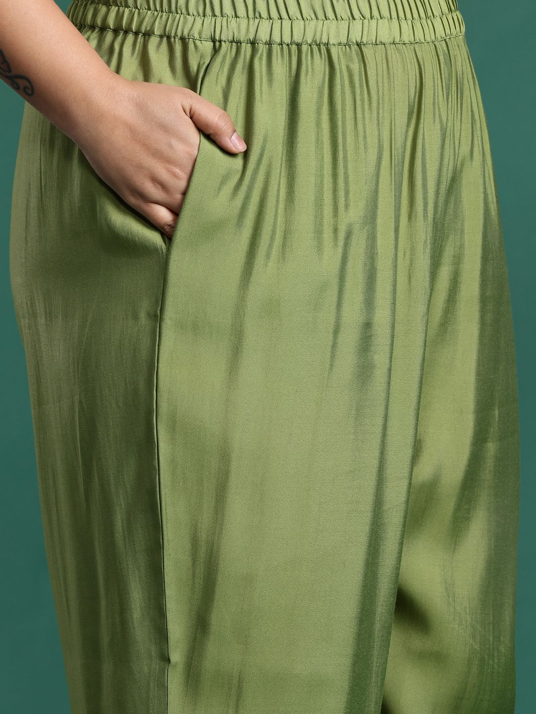 Dhiyona IE Plus Size Floral Embroidered Gotta Patti Kurta with Trousers & With Dupatta