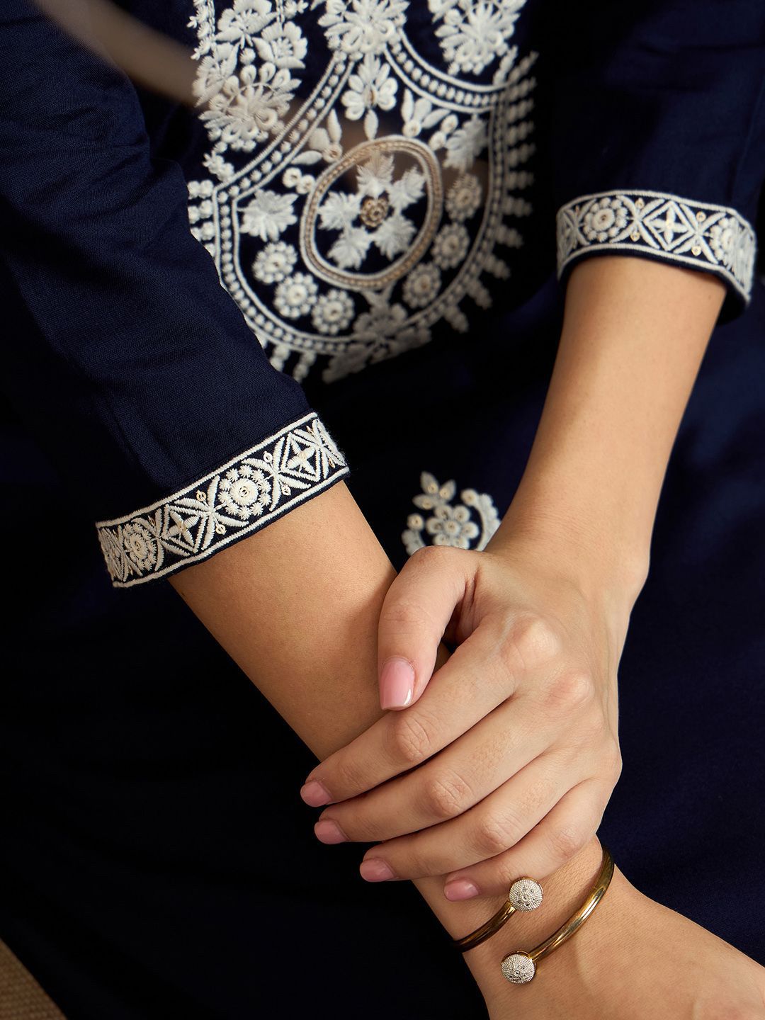 Dhiyona IE Floral Embroidered Straight Kurta