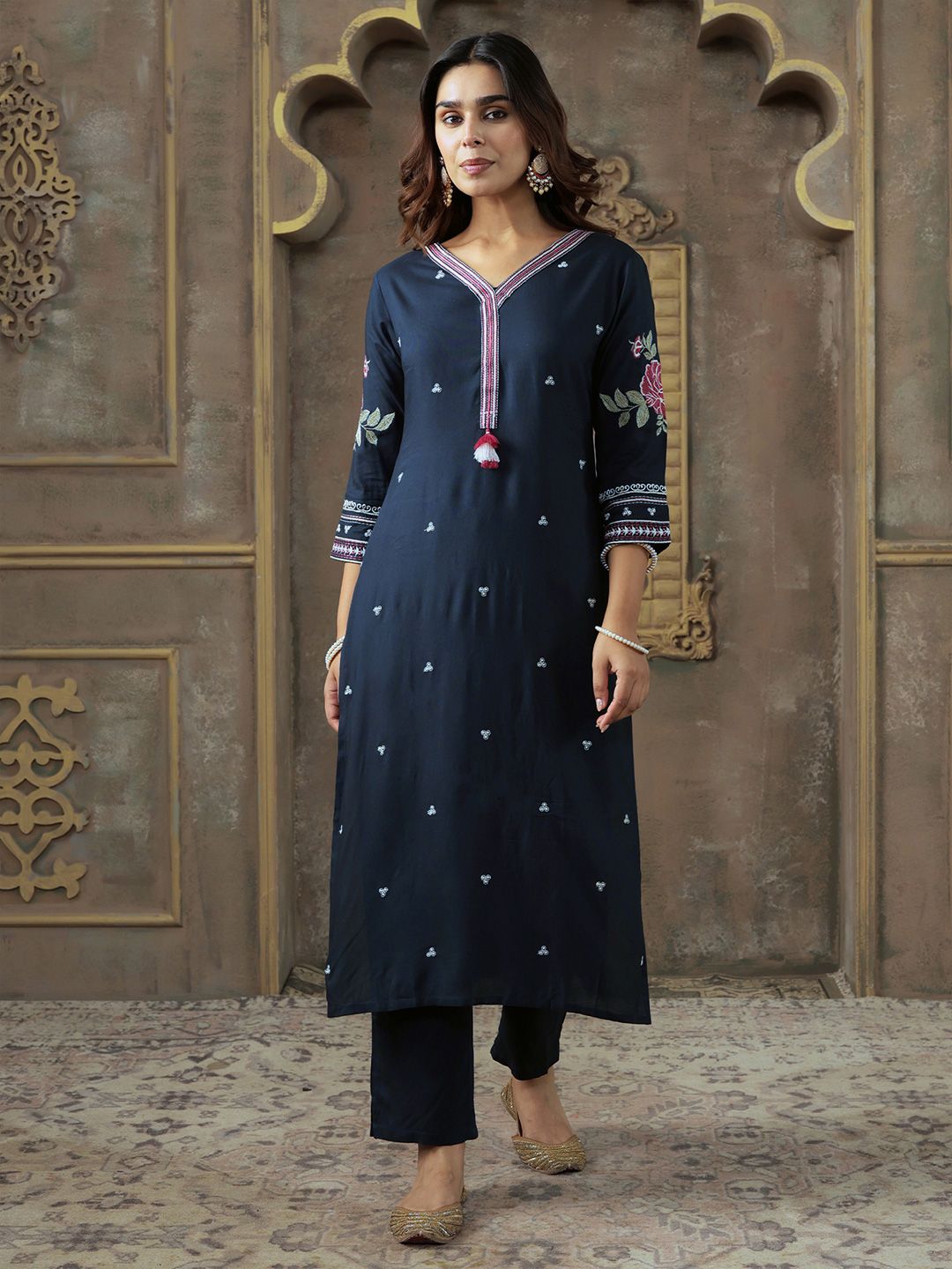 Ethnic Motifs Embroidered V-Neck Thread Work Kurta With Trousers