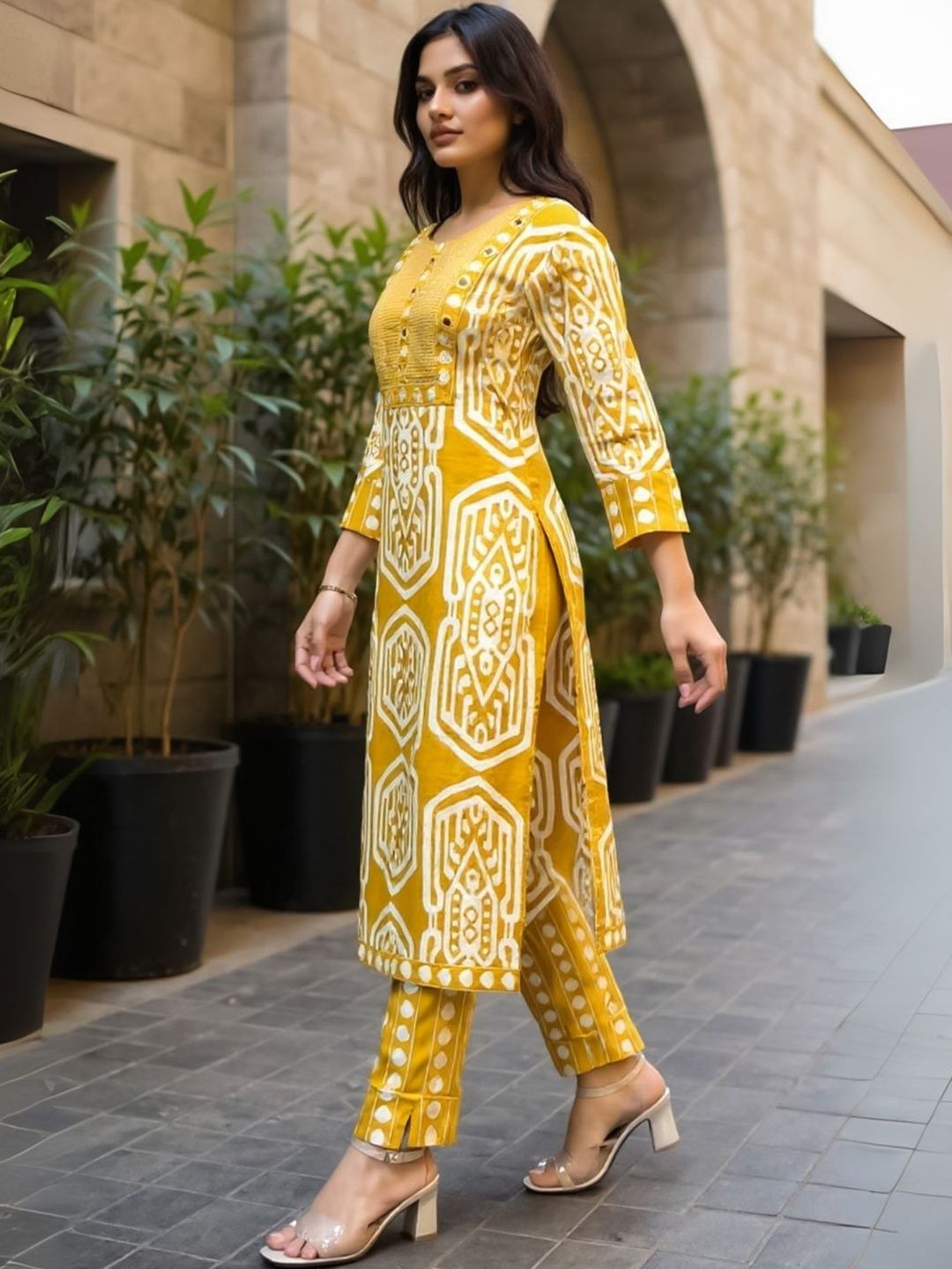 Women Geometric Printed Cotton Kurta with Trousers