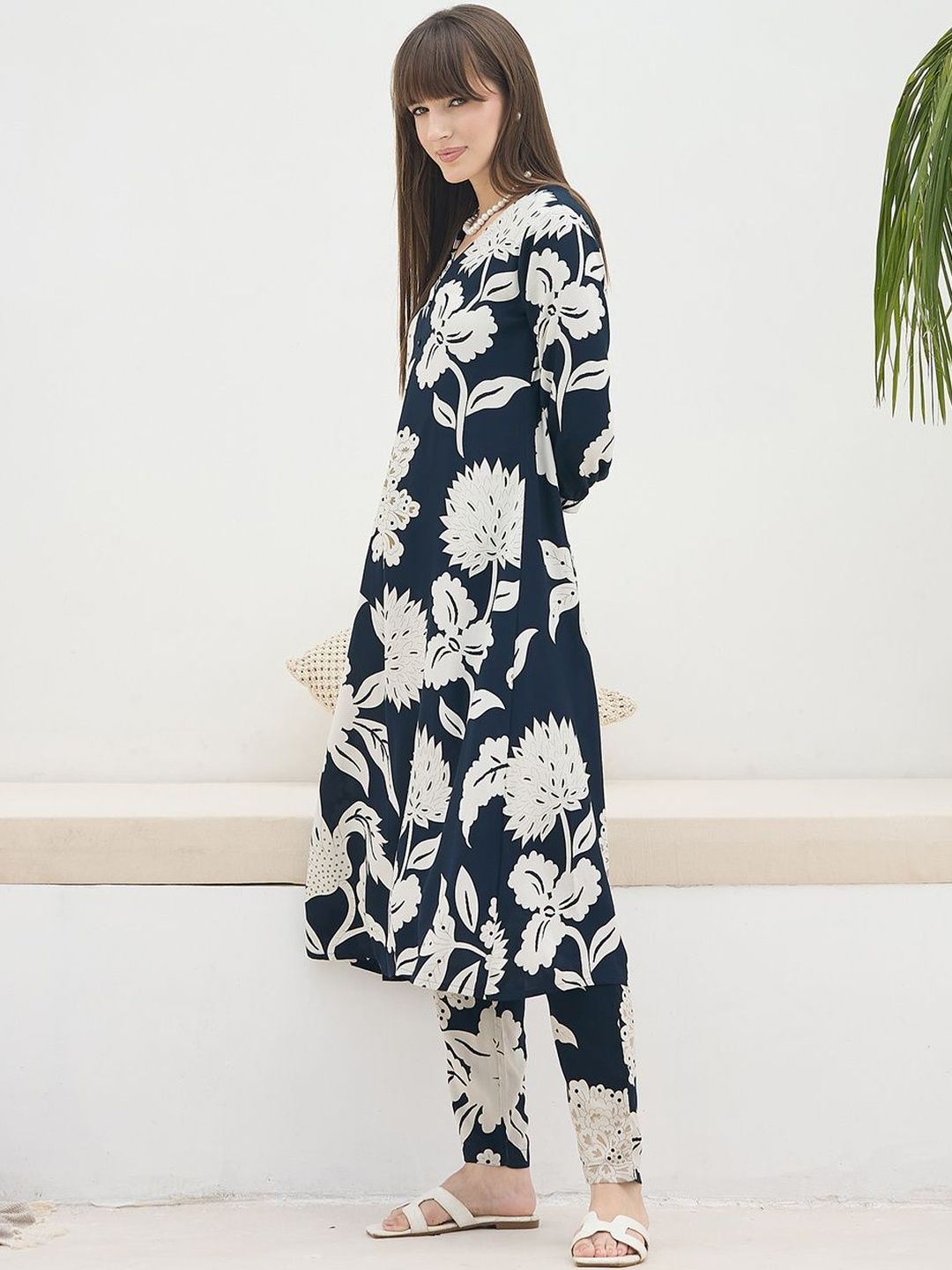 Women Floral Printed Regular Kurta with Trousers