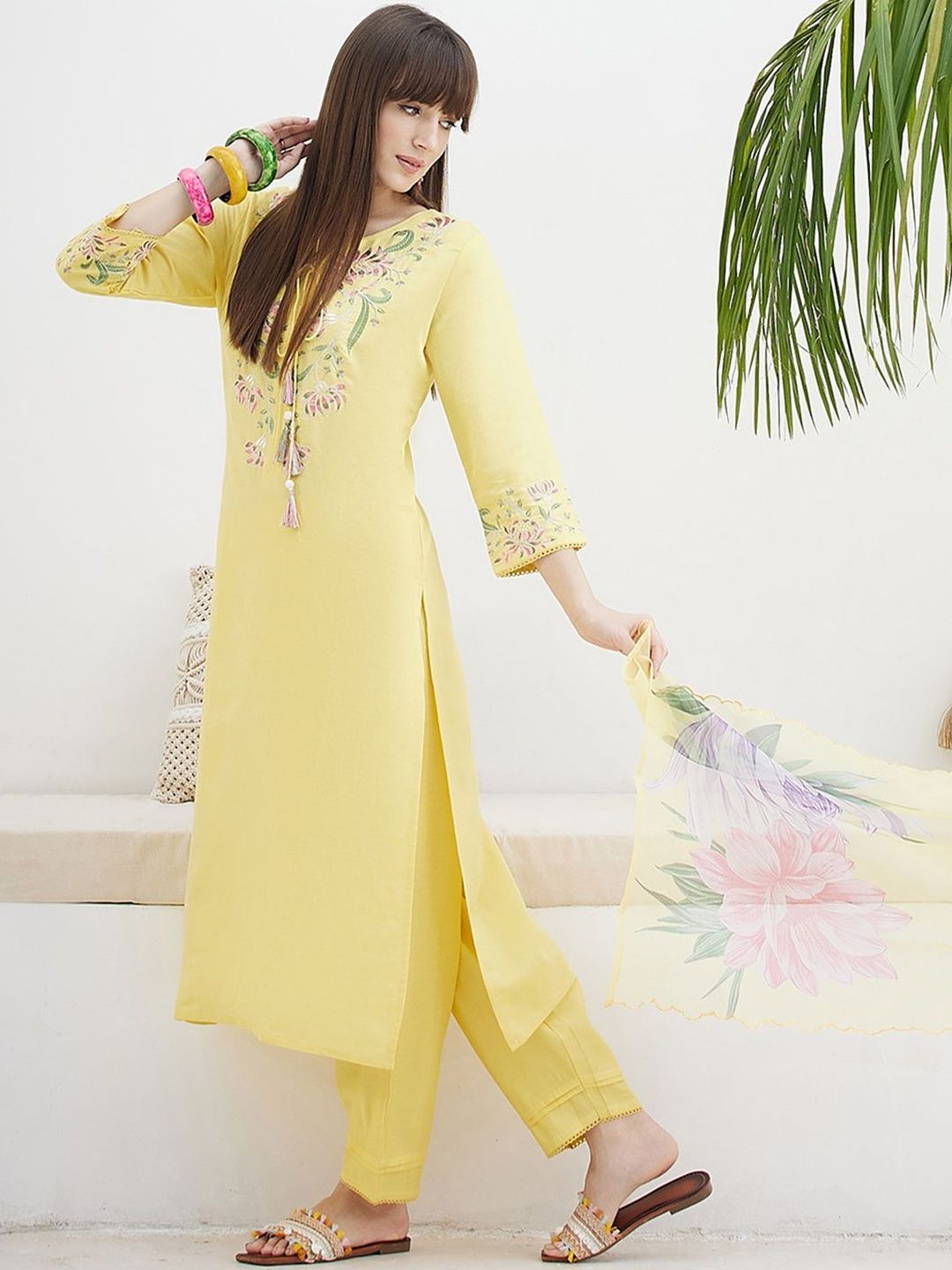 Women Floral Embroidered Regular Thread Work Kurta with Trousers & With Dupatta