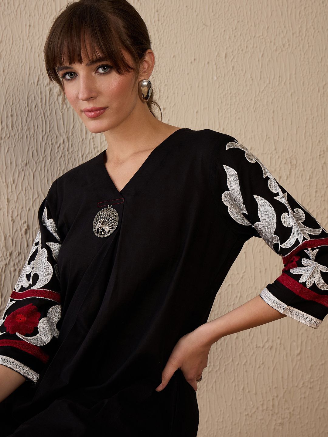 Dhiyona IE Women Floral Embroidered Regular Thread Work Pure Cotton Kurta with Trousers