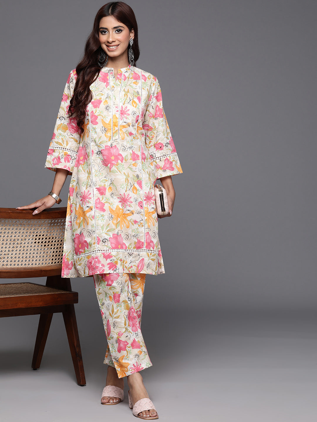 Dhiyona VR Women's Off White Floral Printed Kurta With Bottom
