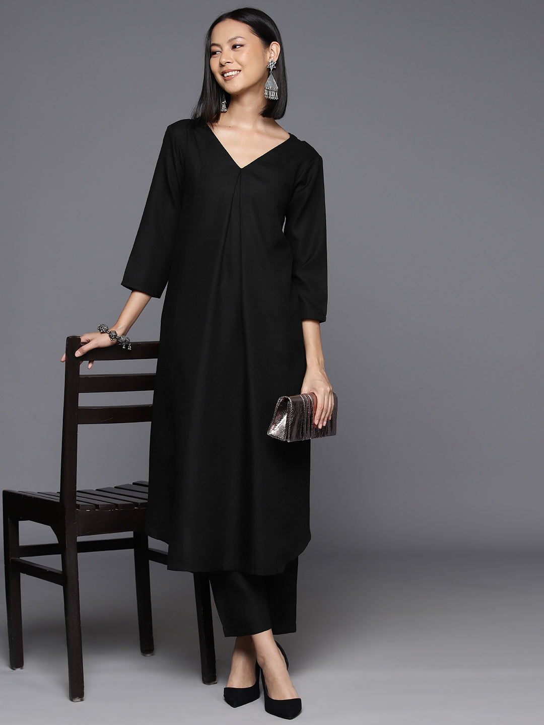 Dhiyona VR Women's Black Solid A-Line Kurta Paired With Tonal Bottom
