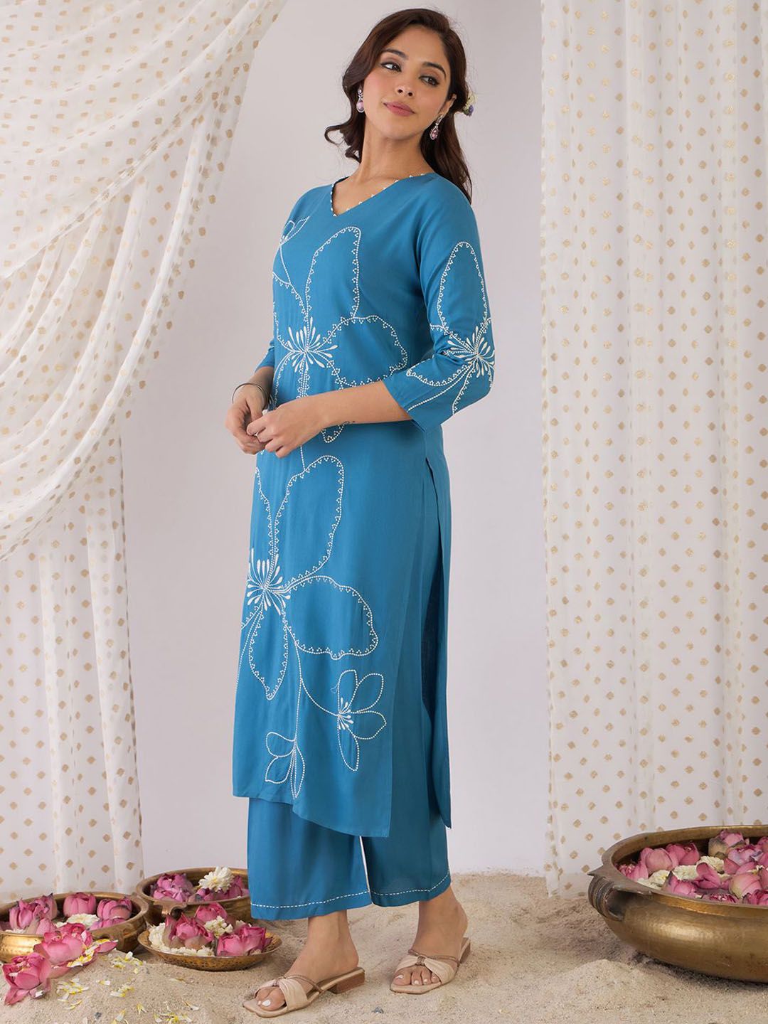 Dhiyona IE Floral Embroidered V-Neck Thread Work Straight Kurta With Trousers