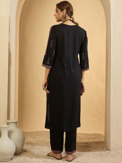 Women Ethnic Motifs Embroidered Regular Thread Work Kurta Sets