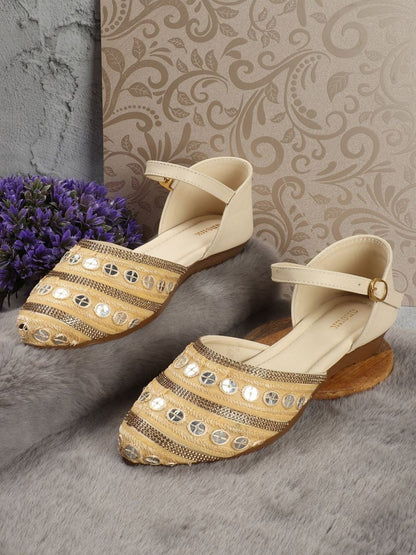 Dhiyona AK Women Embellished Ethnic Mojaris