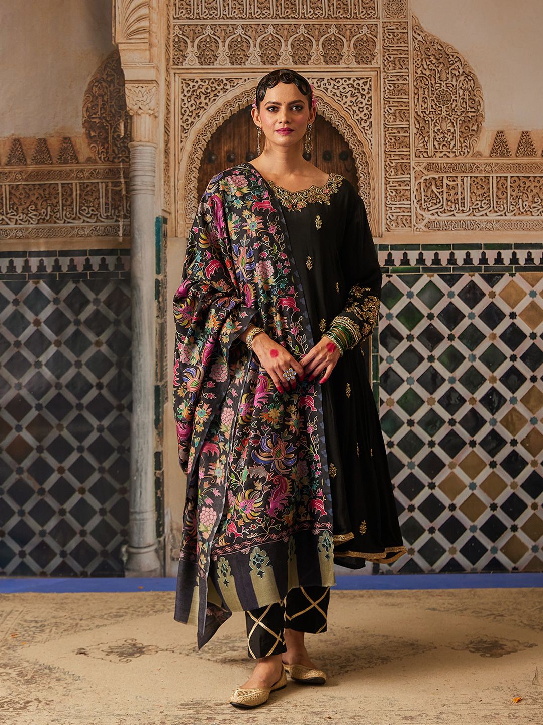 Dhiyona PA Women Floral Embroidered Shawl