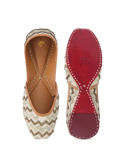 Dhiyona HOP Embroidered Slip-On Mojaris