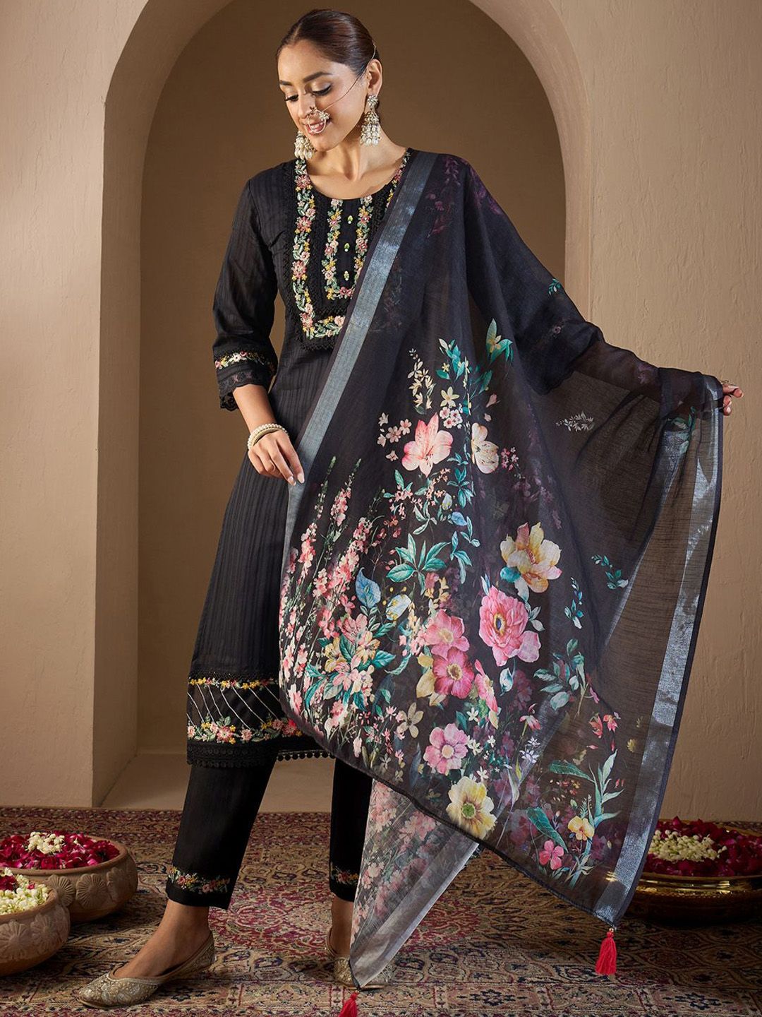 Women Floral Embroidered Regular Thread Work Linen Kurta with Trousers & With Dupatta