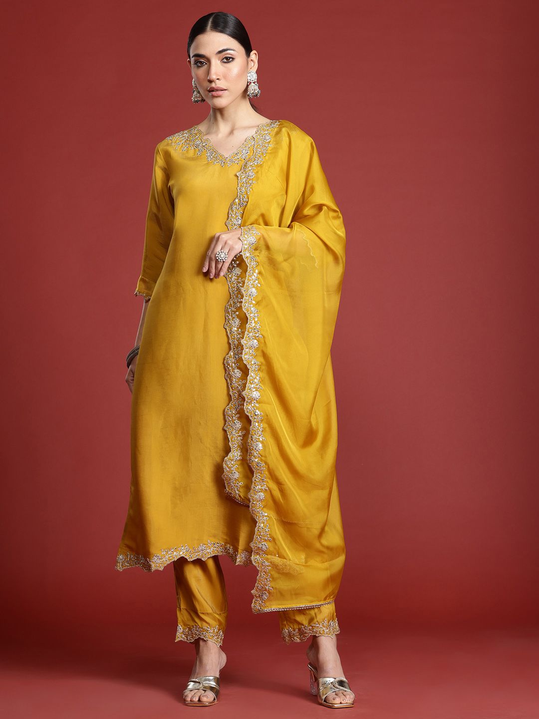 Women Floral Embroidered Kurta with Trousers & With Dupatta