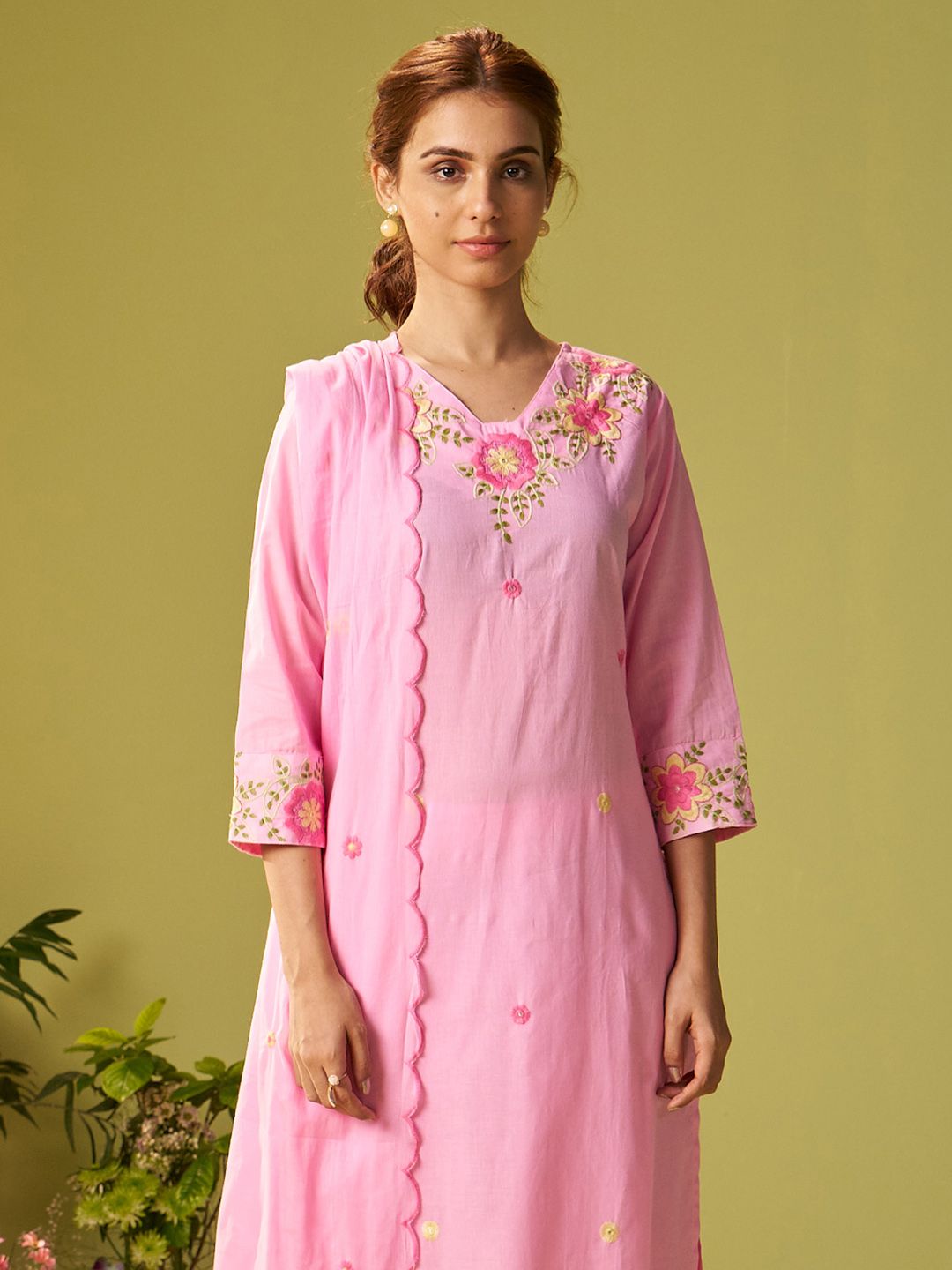 Dhiyona IE Women Floral Embroidered Thread Work Kurta with Trousers & With Dupatta