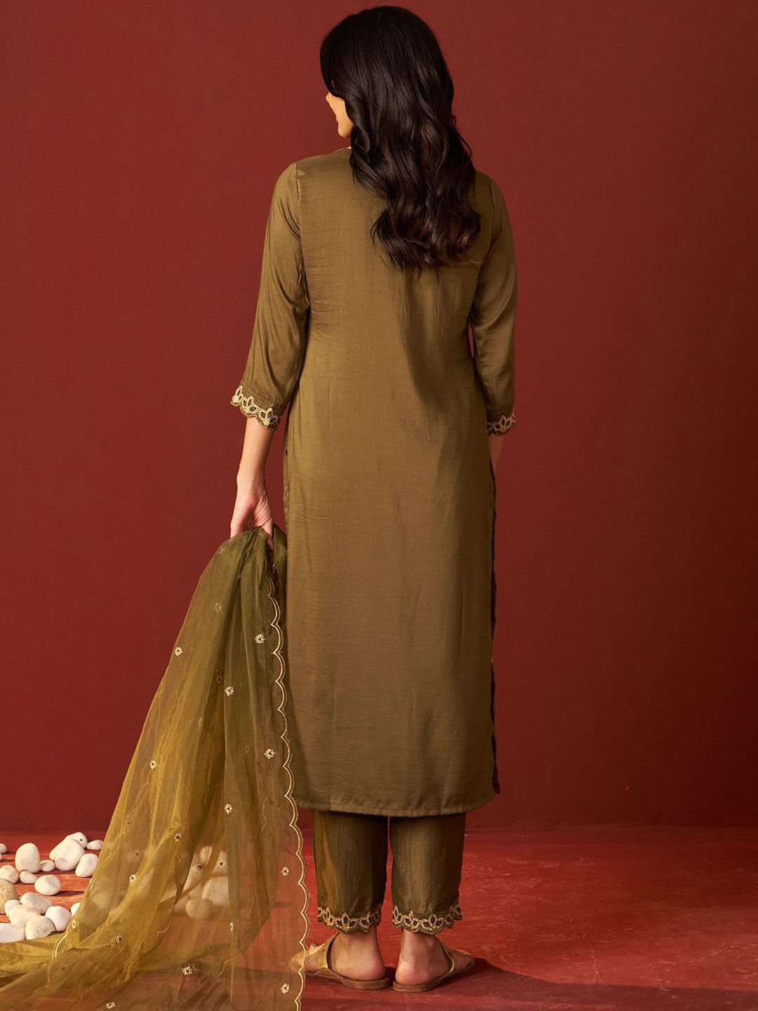 Dhiyona IE Women Floral Embroidered Kurta with Trousers & Dupatta