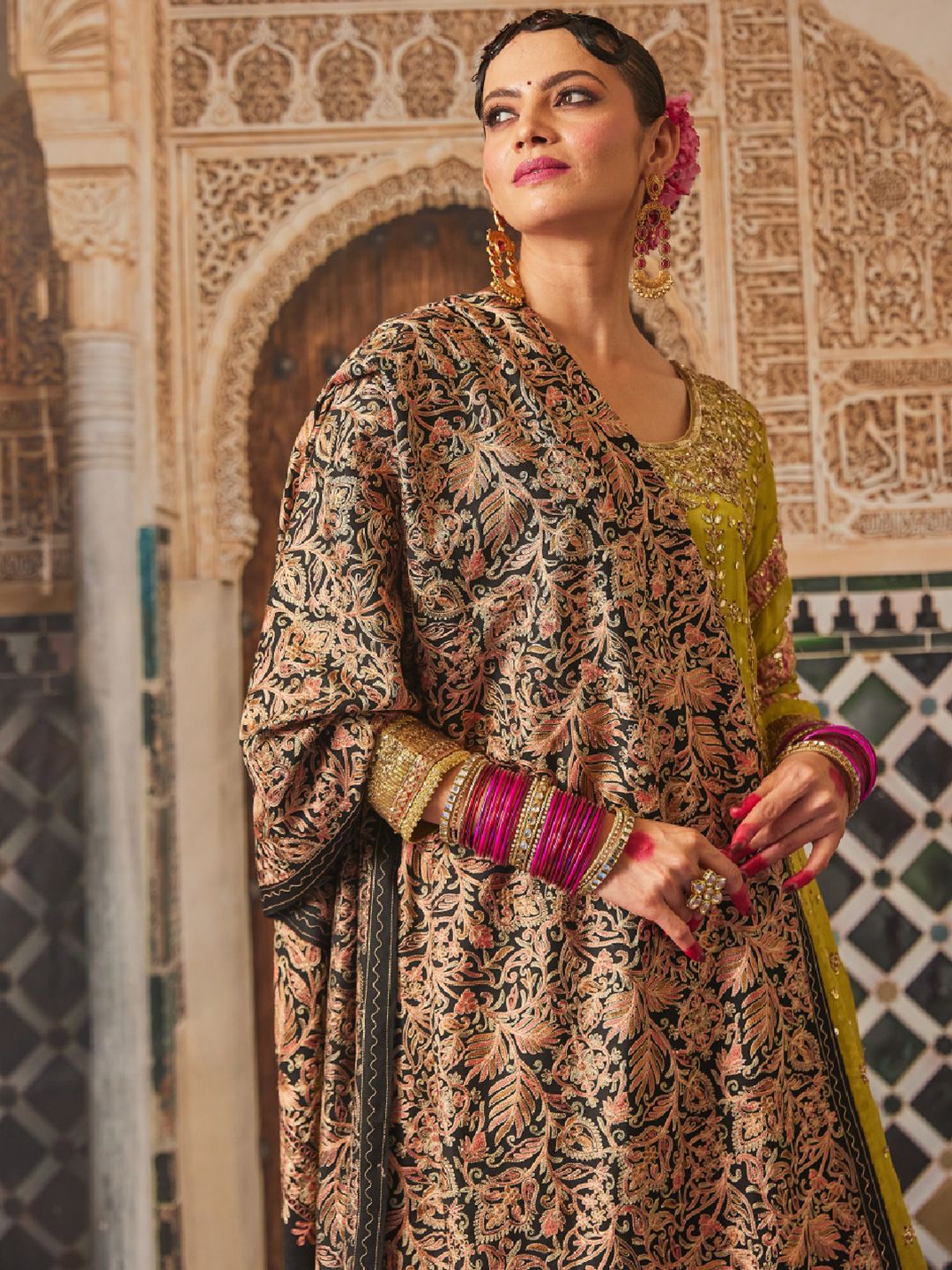 Dhiyona PA Women Floral Embroidered Shawl