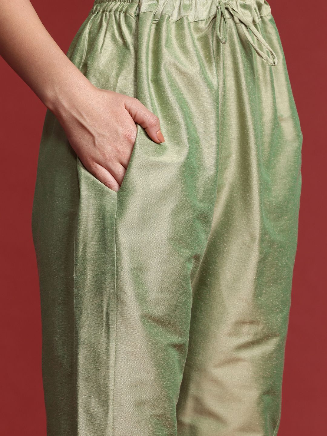 Dhiyona IE Floral Embroidered Thread Work Kurta with Trousers