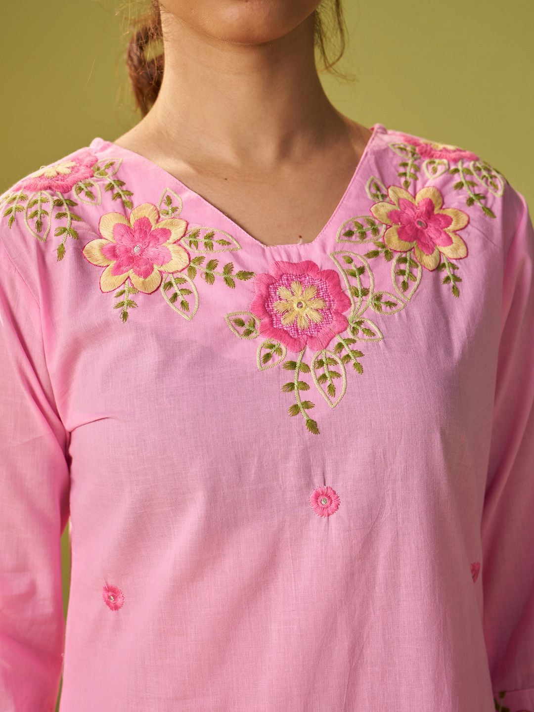 Dhiyona IE Women Floral Embroidered Thread Work Kurta with Trousers & With Dupatta