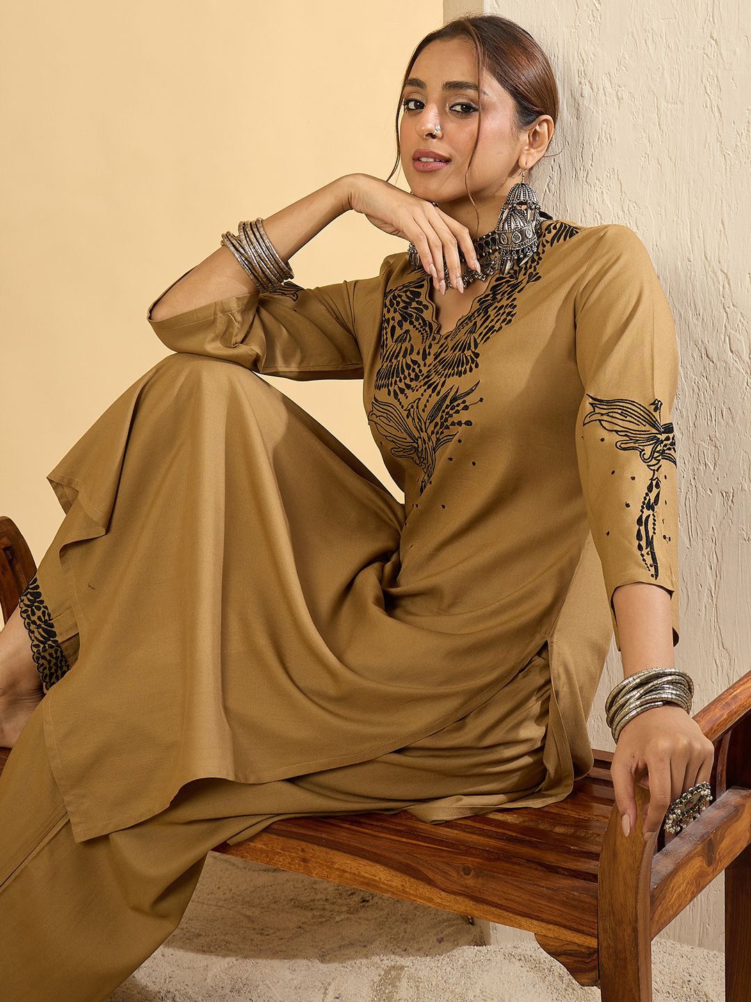 Women Floral Embroidered Regular Thread Work Kurta with Trousers