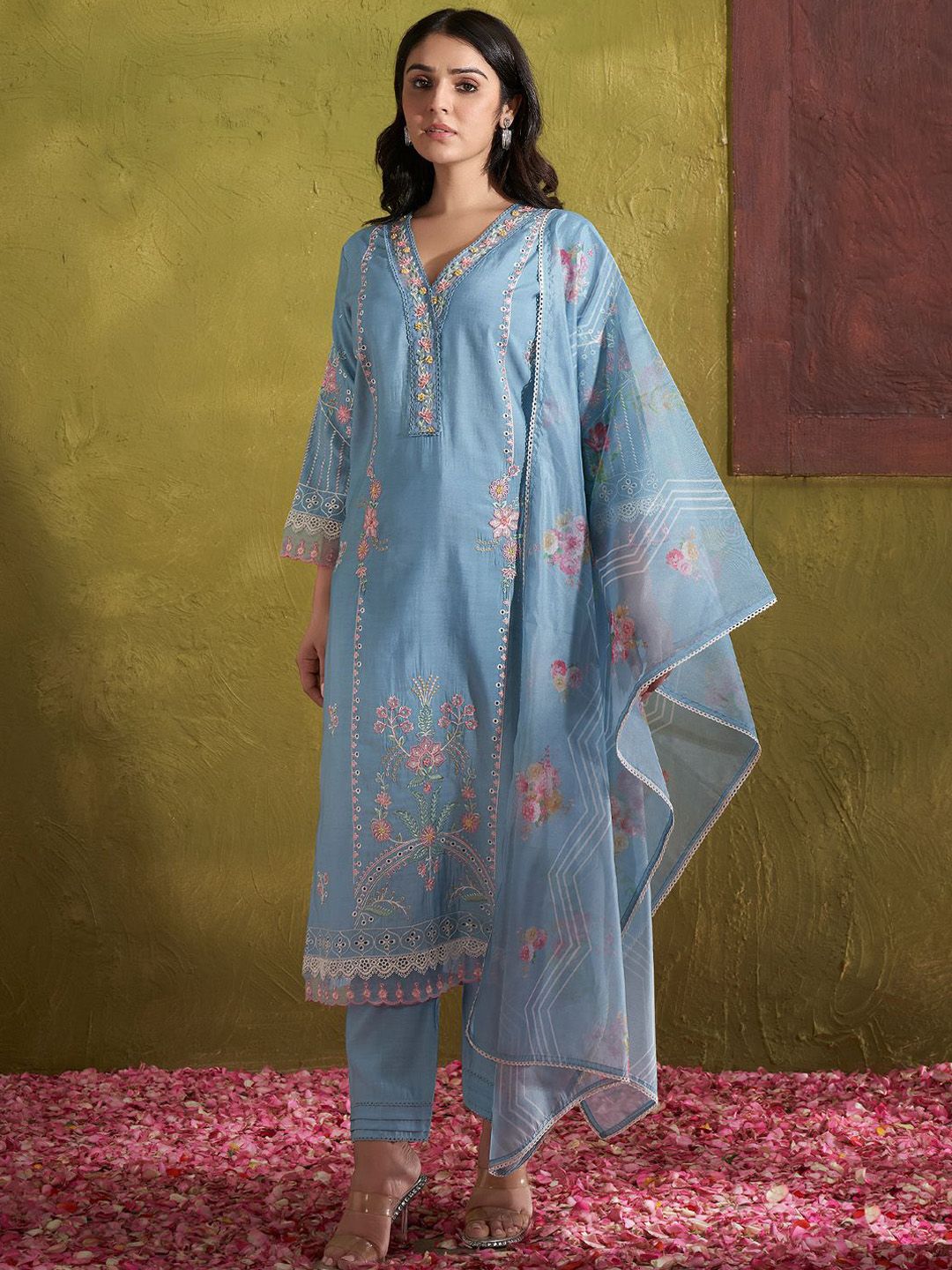 Women Floral Embroidered Regular Thread Work Kurta with Trousers & With Dupatta
