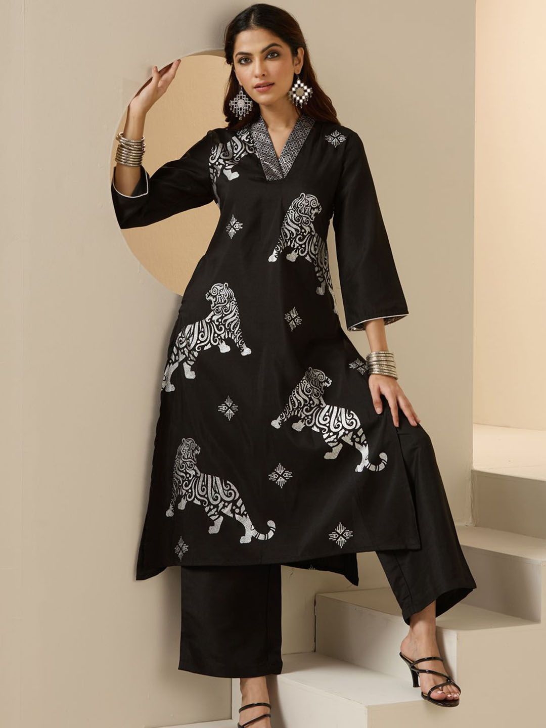 Dhiyona IS Women's Animal Printed Foil Work V Neck Kurta With Trousers