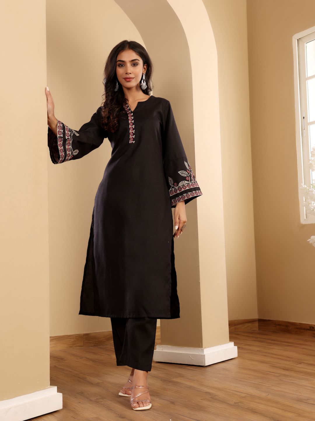 Dhiyona VA Women'sFloral Embroidered Thread Work Notch Neck Straight Kurta With Trousers & Dupatta