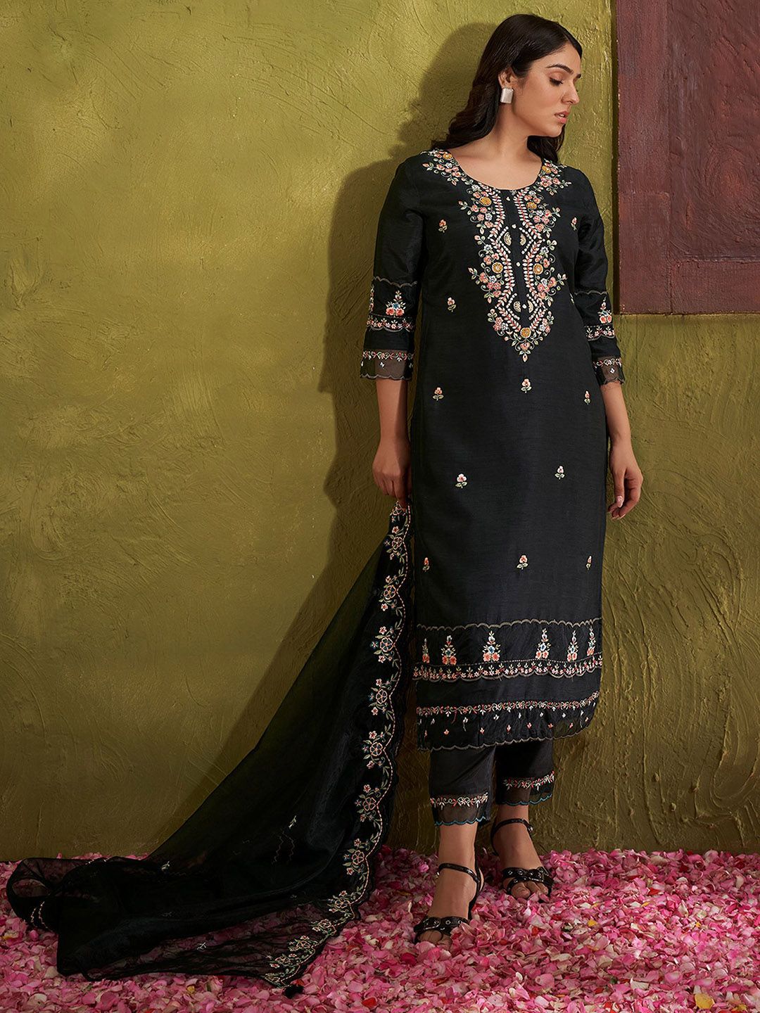 Women Floral Embroidered Regular Beads and Stones Kurta with Trousers & Dupatta