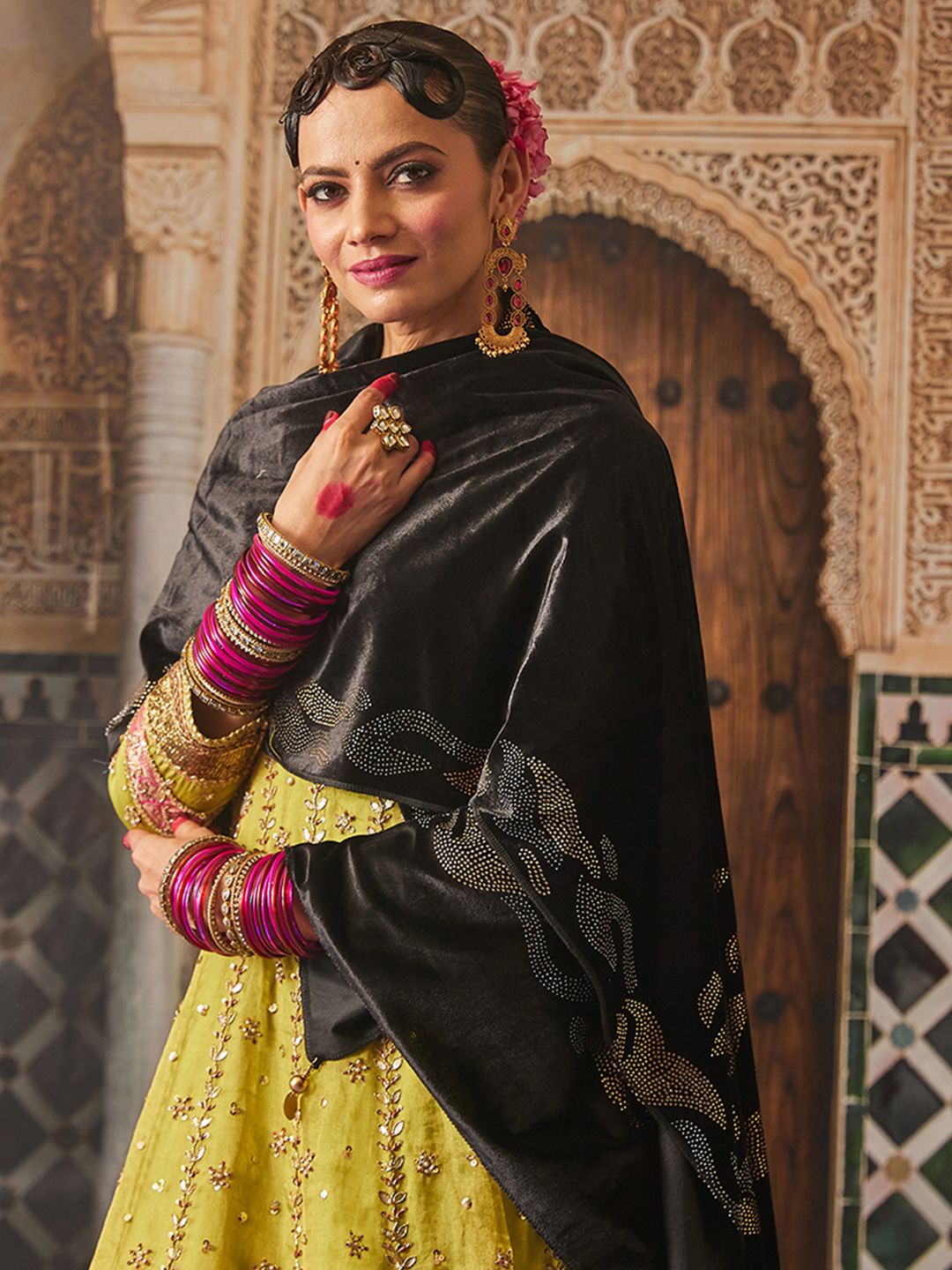 Dhiyona PA Women Paisley Velvet Shawl