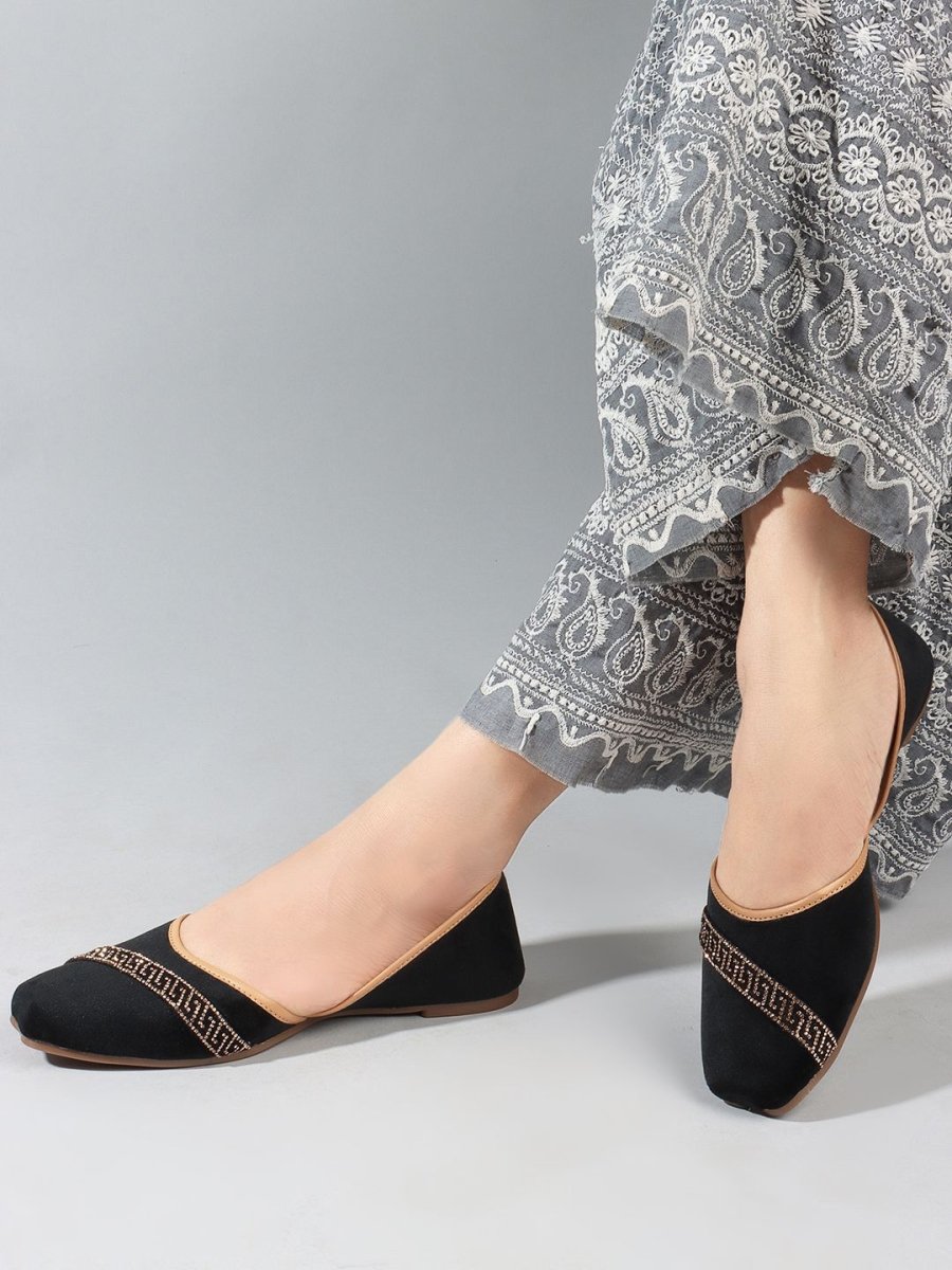 Dhiyona AK Black Embellished Round Toe Mojaris