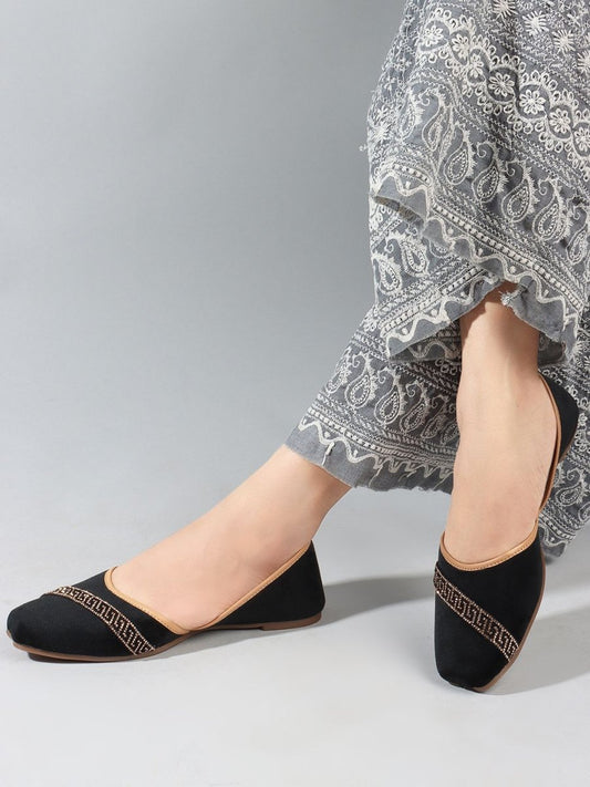 Dhiyona AK Black Embellished Round Toe Mojaris
