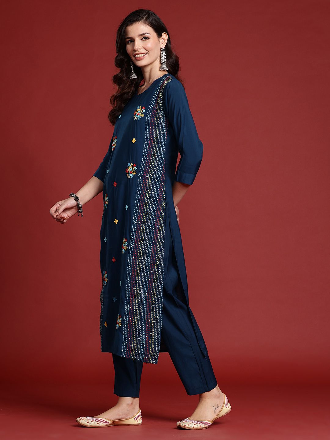 Dhiyona IE Floral Embroidered Panelled Thread Work Kurta with Trousers