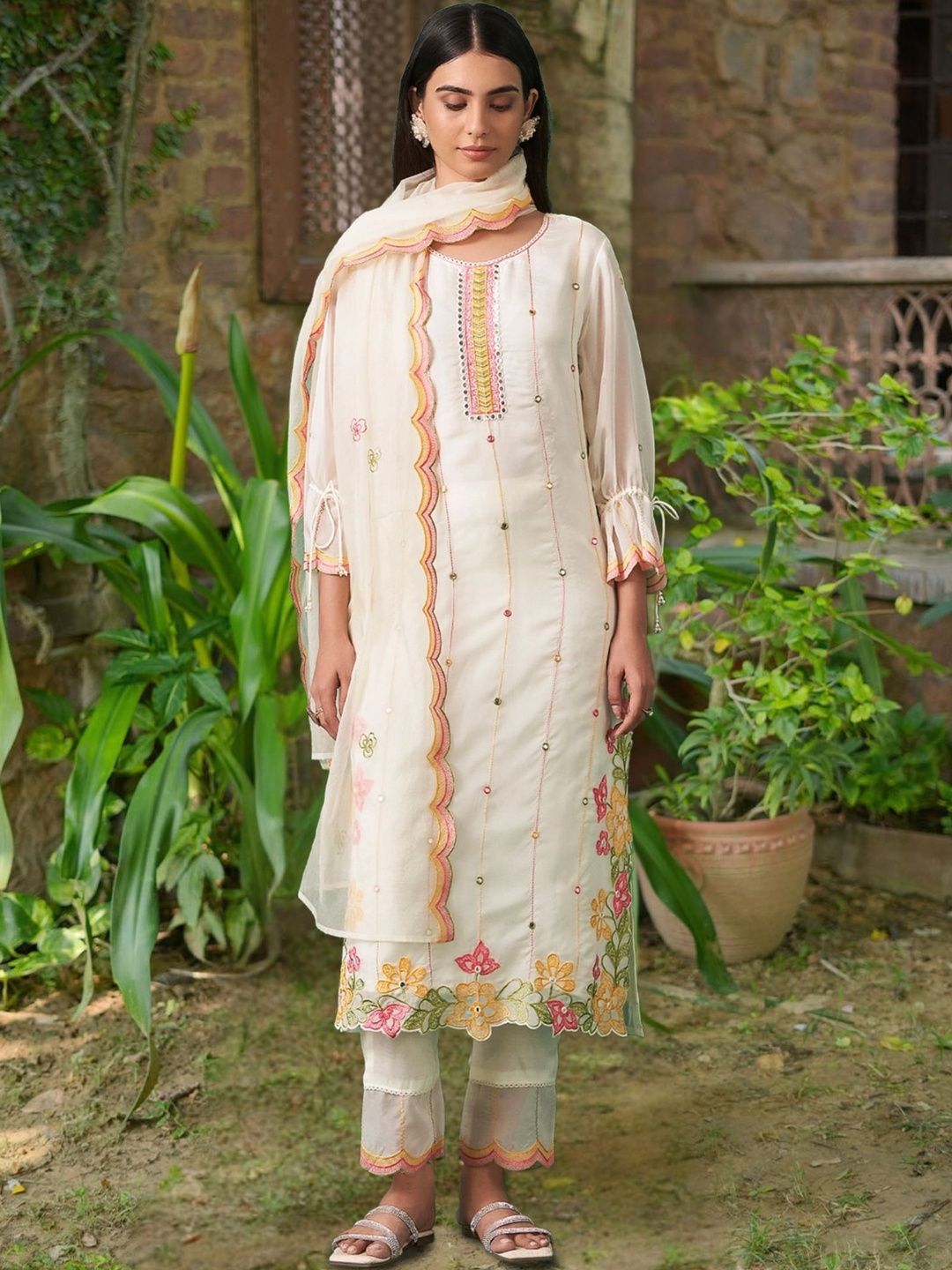 Women Floral Embroidered Regular Thread Work Kurta with Trousers & With Dupatta