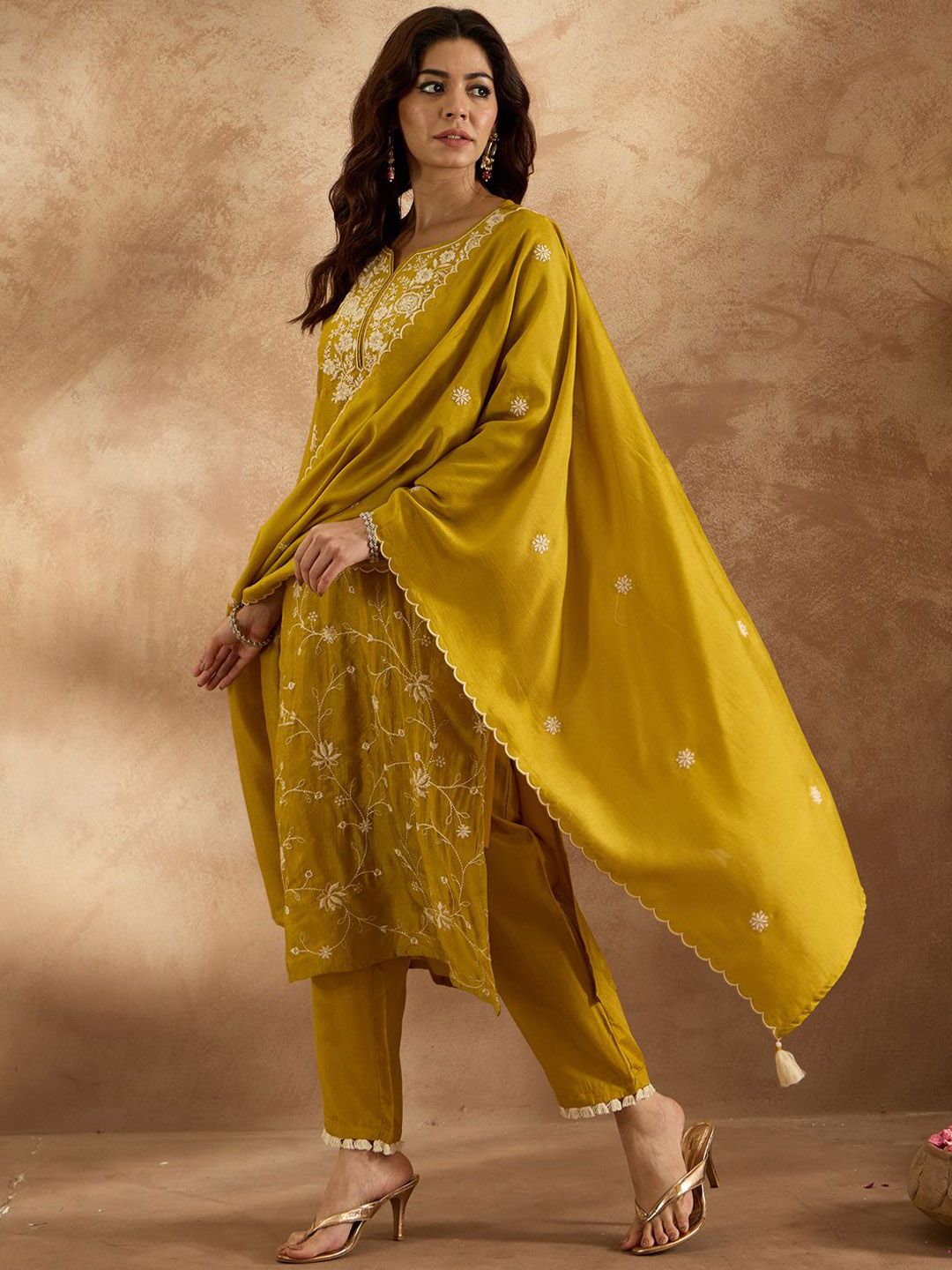 Dhiyona IE Women Ethnic Motifs Regular Thread Work Kurta with Trousers & Dupatta